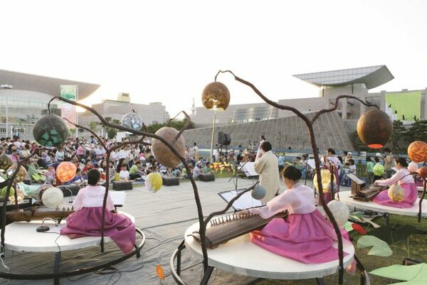 Musikerinnen in traditionellen Kostümen bei dem Open air-Konzert