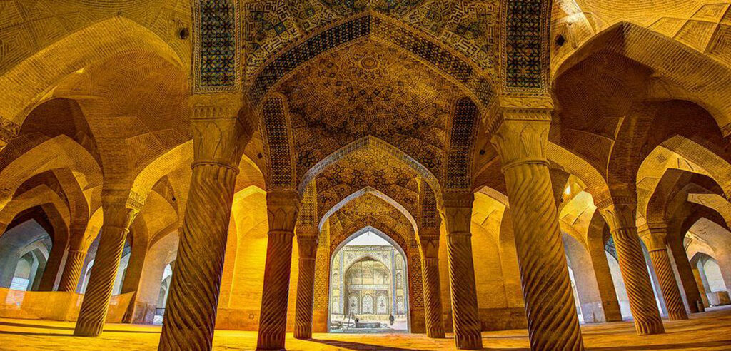 Innenansicht des Kuppelgewölbes der Vakil Moschee