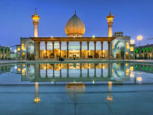 Shah Cheragh Masouleum - Gebäude in orientalischer Architektur mit See im Vordergrund