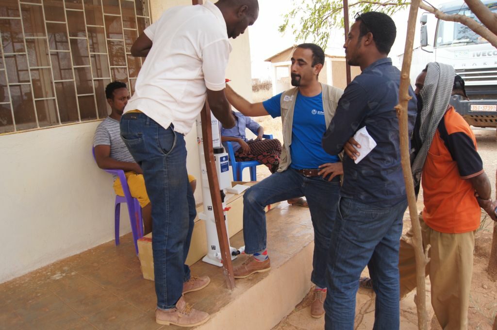 Männer bei der Übergabe der Trinkwasseraufbereitungsanlage in der Gesundheitsstation Denan, Somali-Region, Äthiopien