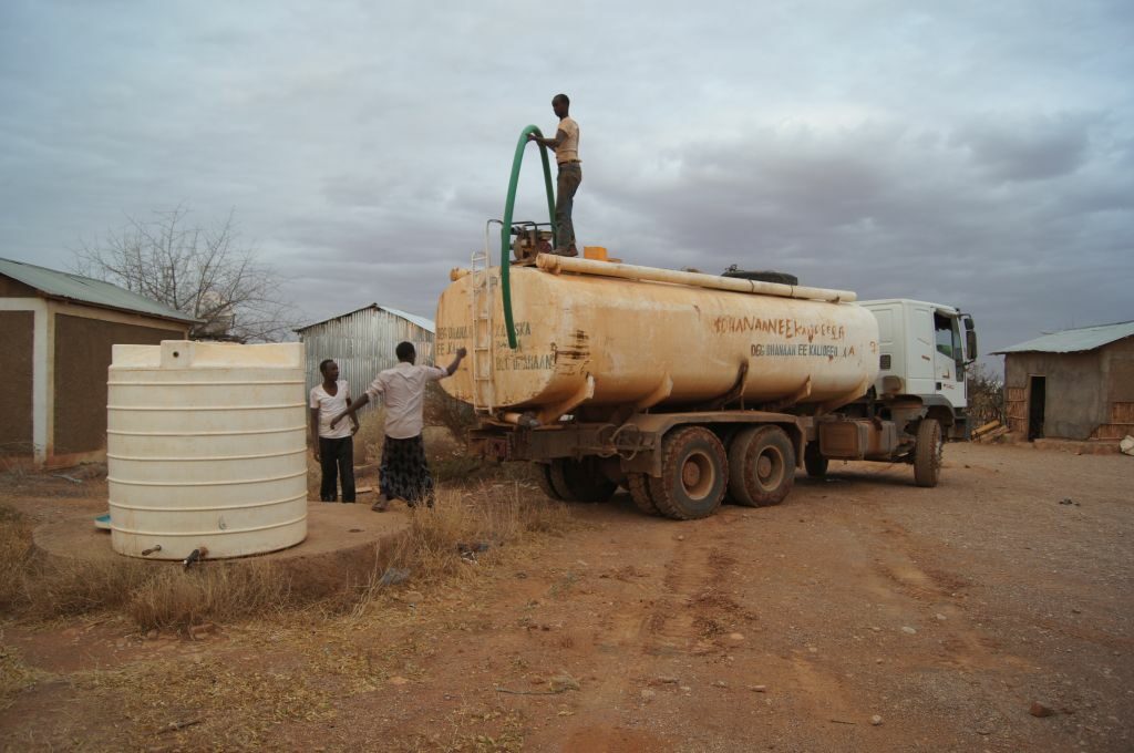 LKW mit Wassertank, Befüllen eines Wassertanks in der Gesundheitsstation Denan