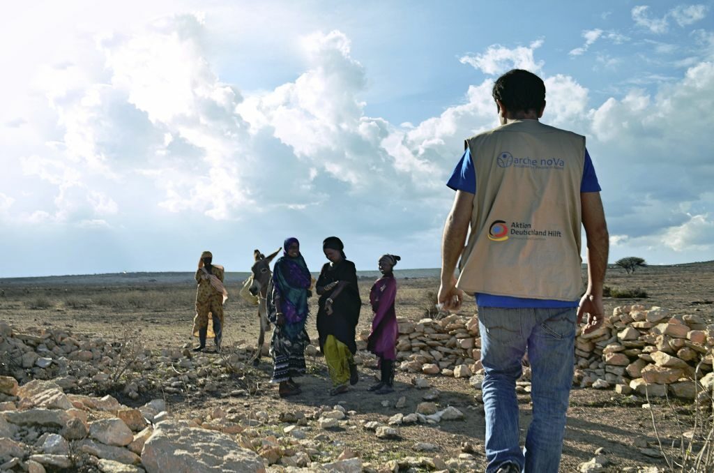 ein Mann von arche noVa trifft ein e Gruppe von Frauen beim Einsatz in Somalia