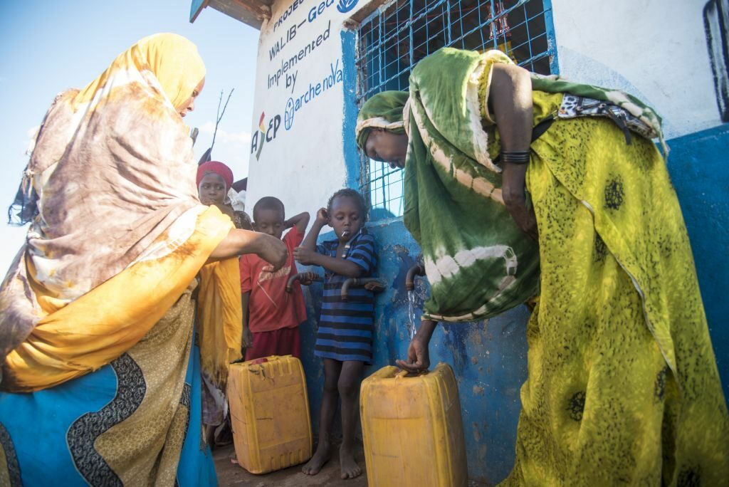Frauen beim Wasserholen in der Region Gedo/Somalia - Camps und Gastgemeinden bei Belet Xawa