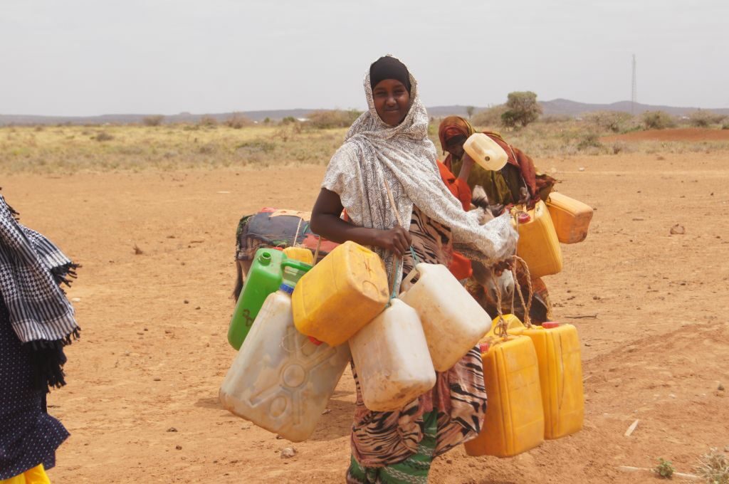 Wasserträgerin mit vielen leeren Wasserkanistern in der Somali-Region