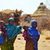 Auch in diesem Dorf trotzen die Bewohner der Dürre noch, zu sehen sind zwei Frauen mit ihren Kindern auf dem Arm