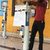 Junger Haitianer macht sich bei einer Schulung mit einer Trinwasseranlage vertraut