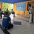 Haitianer sitzen im Kreis und verfolgen die Erklärungen an einer Trinkasseraufbereitungsanlage