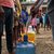 junge Haitianer lassen sich Trinkwasser abfüllen