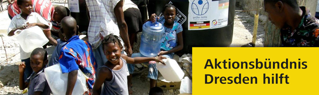 Afrikanische Kinder beim Wasserholen an einer Wasserversorungsstelle von arche noVa, dazu in der Ecke das Logo "Aktionsbündnis Dresden hilft"