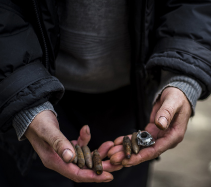 Ukrainer mit Munitionsresten in seinen Händen