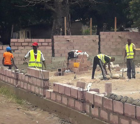 Bauarbeiter beim Mauerbau