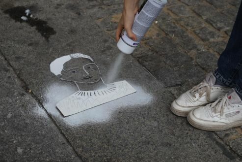 Kreidebild Menschenkopf auf dem Asphalt