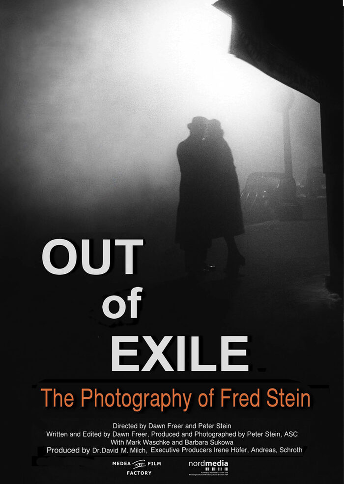 Filmplakat schwarz-weiß mit zwei Menschen im Nebel