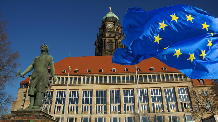 Die Europaflagge weht vor dem Dresdner Rathaus
