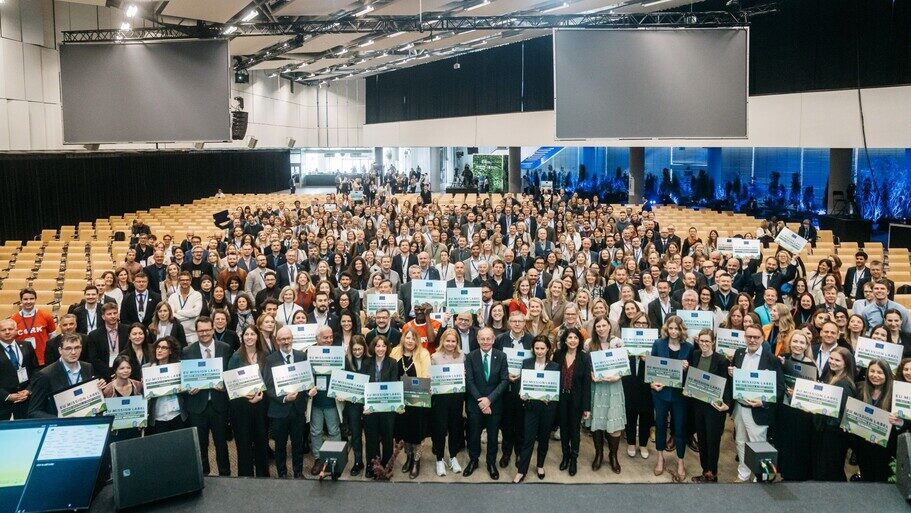 Bei der Mission-Label-Zeremonie während der MissionCities-Konferenz 2025 in Vilnius wurden 39 weitere Städte mit dem EU-Mission Label ausgezeichnet, Dresden darunter. Gruppenbild nach der Übernahme der Label