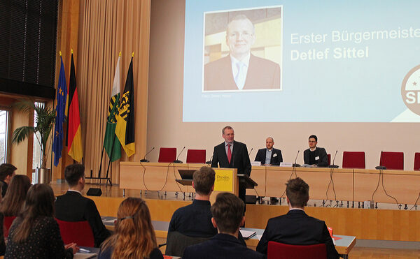 etlef Sittel, Erster Bürgermeister der Landeshauptstadt Dresden, begrüßt die Teilnehmerinnen und Teilnehmer.