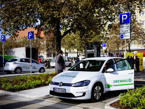 Elektroauto mit Ladestation am Pirnaischen Platz