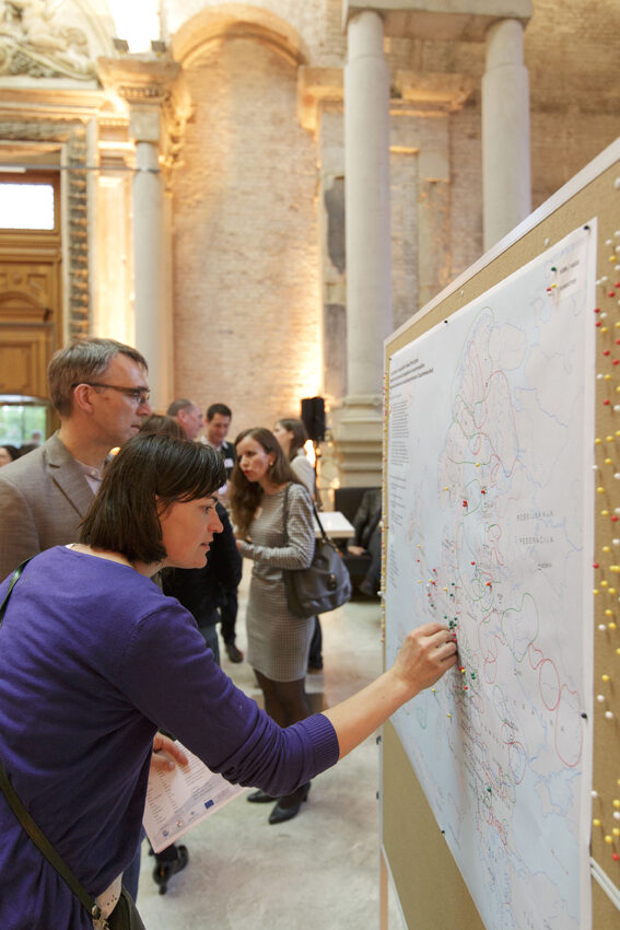 Teilnehmer markieren ihre Heimatstadt auf einer Europakarte.