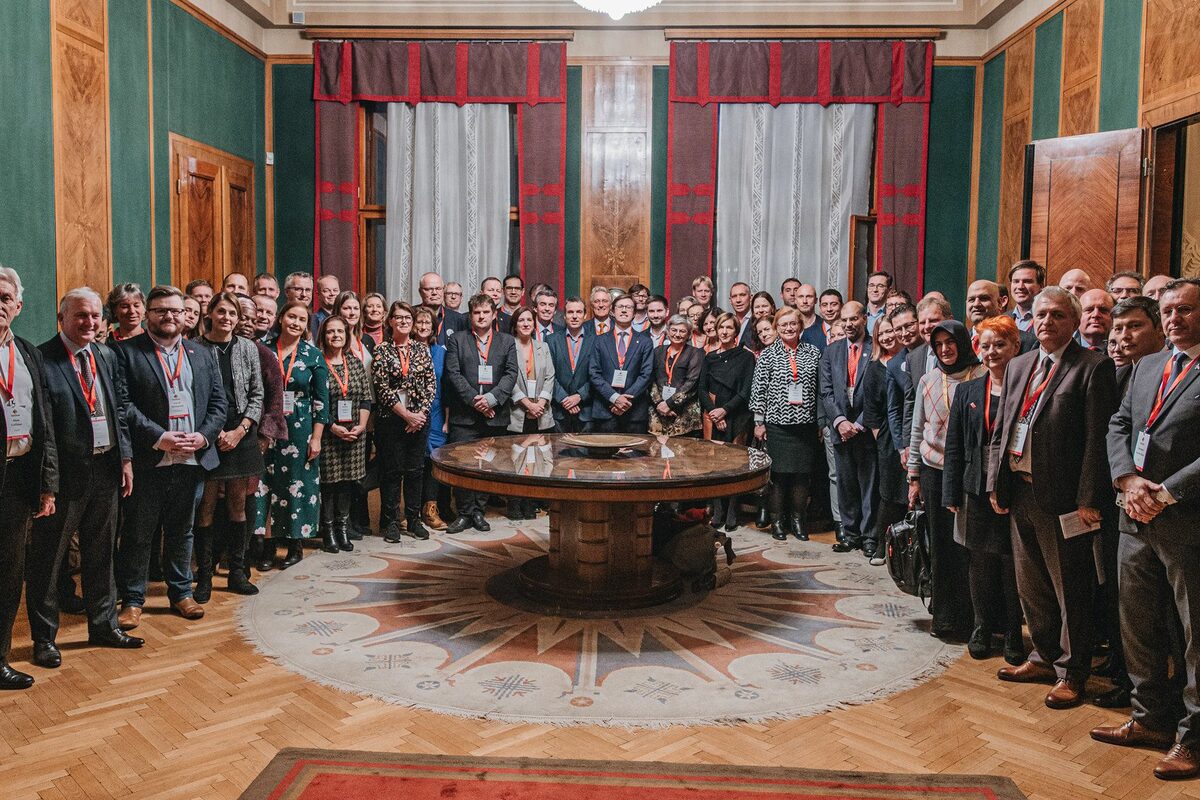 Gruppenbild mit Teilnehmerinnen und Teilnehmern