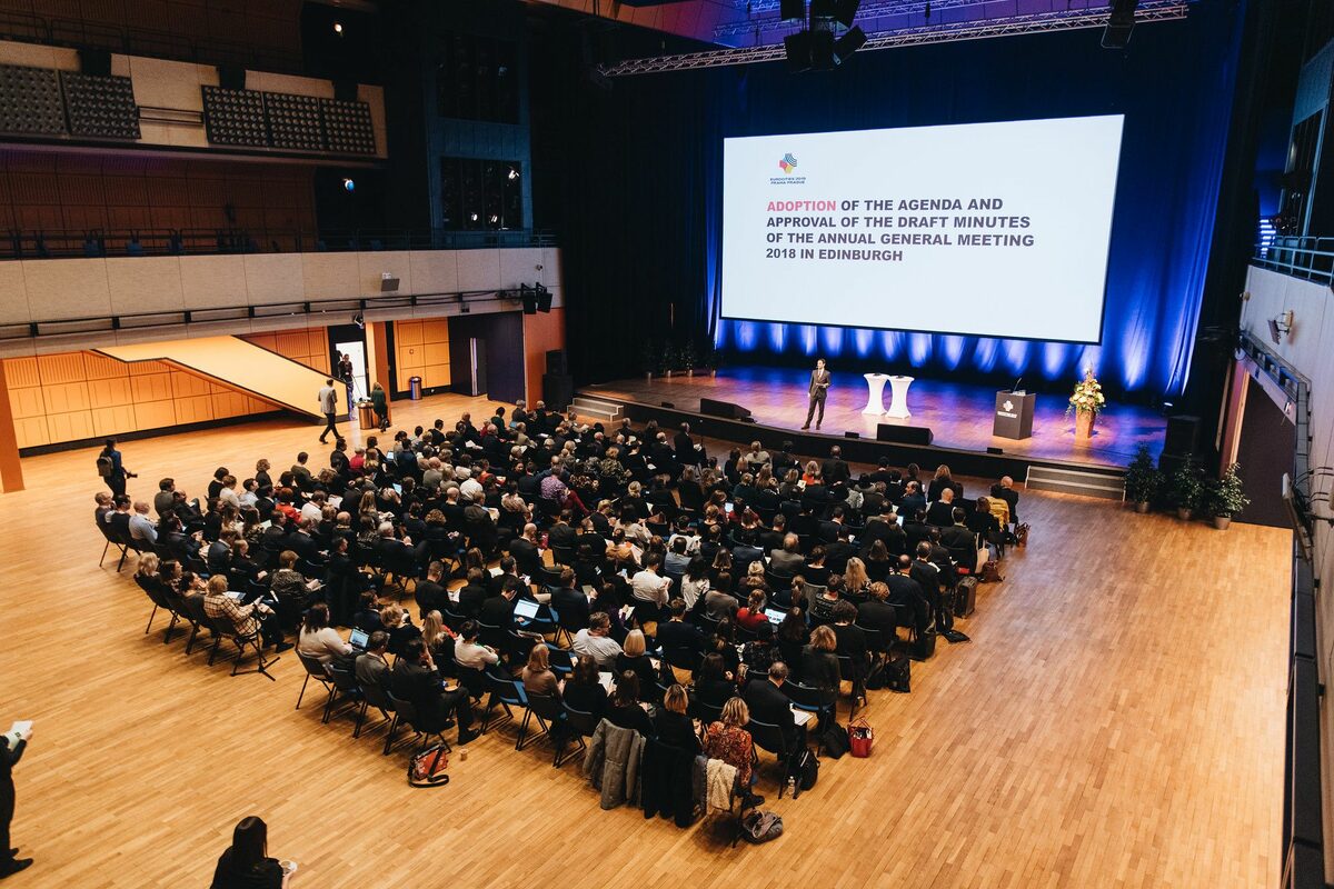 Blick auf die Teilnerhmerinnen und Teilnehmer der Konferenz