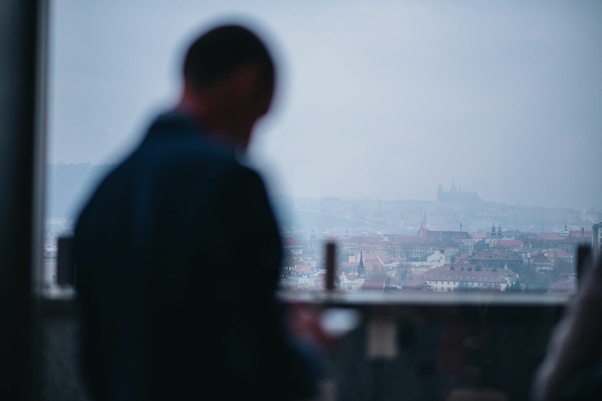 Blick durch ein Fenster aus Prag