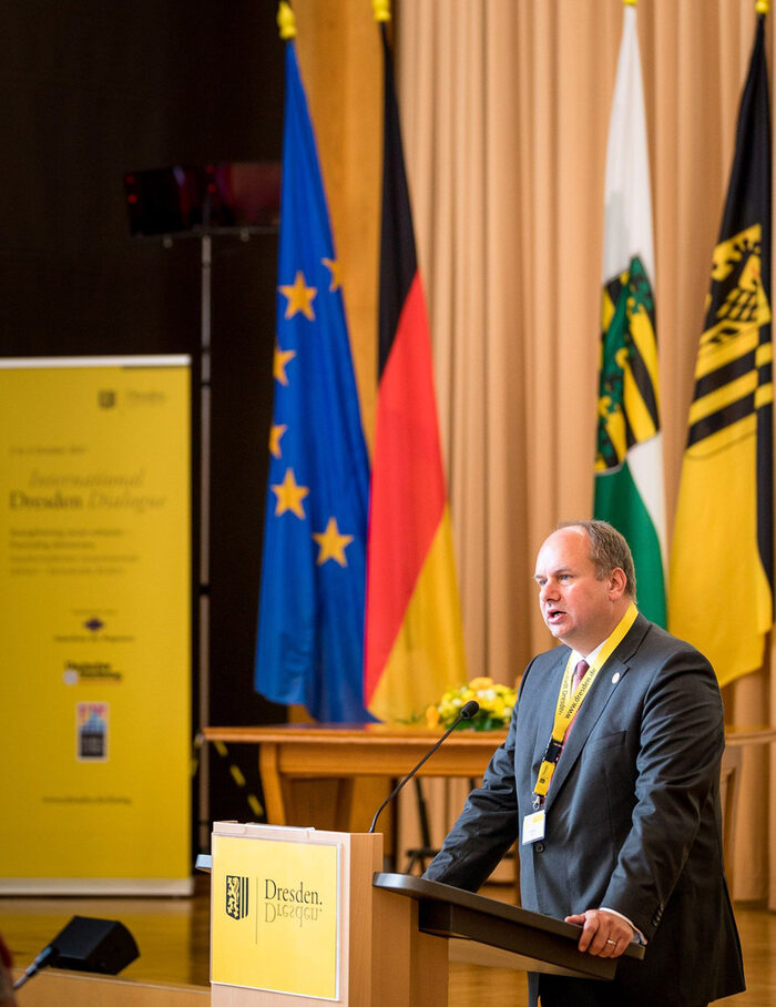 Oberbürgermeister Hilbert eröffnet den International Dresden Dialogue im Neuen Rathaus