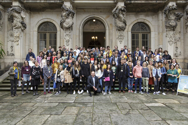 Gruppenfoto mit allen Konferenzteilnehmern vor dem Japanischen Palais