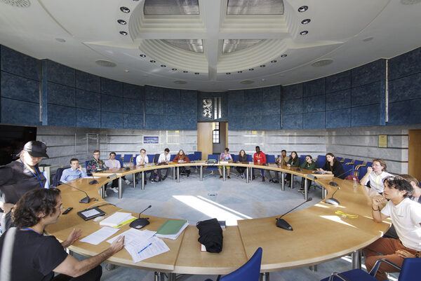 Teilnehmer sitzen in einem Beratungsraum des Neuen Dresdner Rathauses und diskutieren