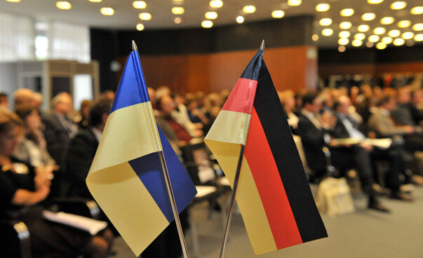 Ukrainische und deutsche Flagge nebeinander