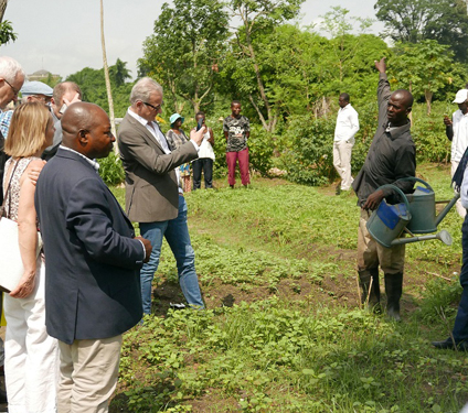 Menschen aus Dresden und Brazzaville bei einer Gartenführung