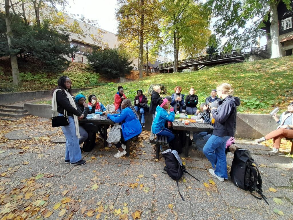 Schülergruppe macht Paus im Park