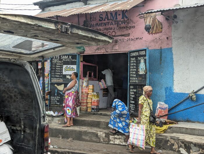 Zwei Frauen stehen vor einen Laden in Brazzaville