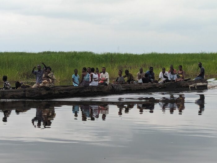 Boot mit Menschen auf dem Kongo-Fluss
