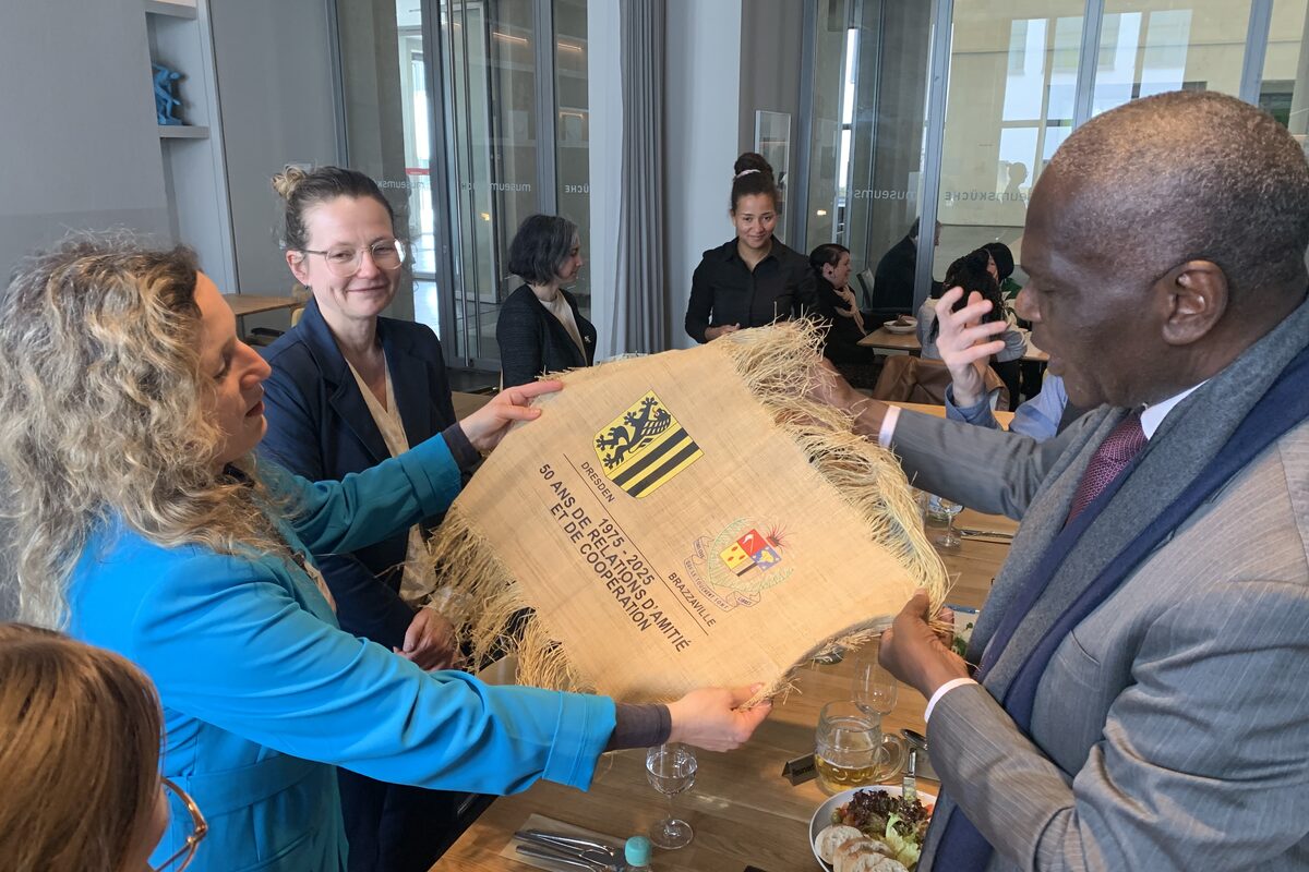 Übergabe eines Geschenks in einem Café