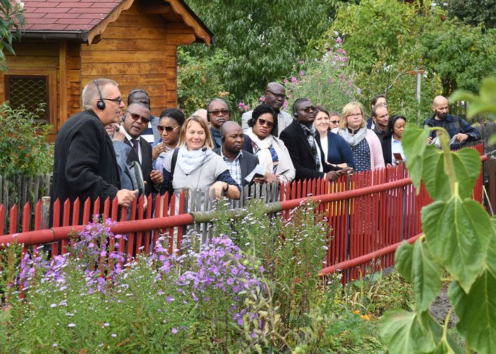 Gäste aus Brazzaville zu Besuch in der Dresdner Kleingartenanlage Flora