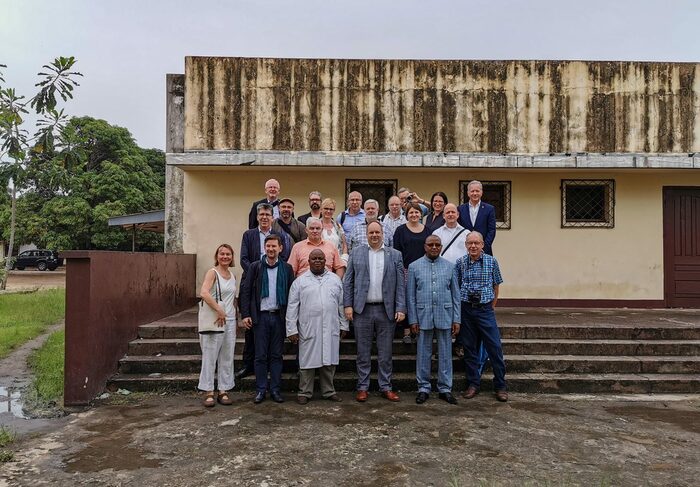 Gruppenfoto der Dresdner Delegation in Brazzaville beim Besuch der Hochschule für Forstwissenschaft