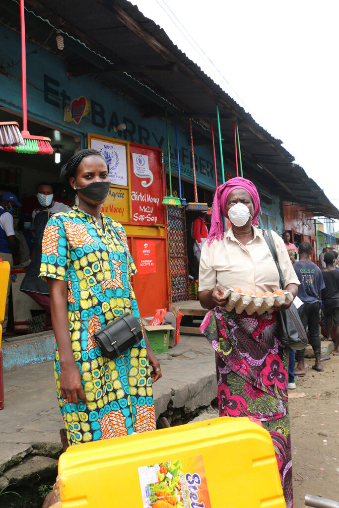 zwei Frauen nach dem Einkauf in einem Lebensmittelmarkt in Brazzaville