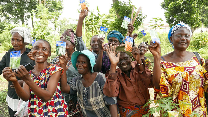 Gärtnerinnen aus Brazzaville freuen sich über Saatgut aus Dresden