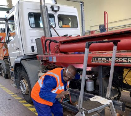 Mechaniker aus Brazzaville arbeitet an einem Müllfahrzeug