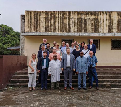 Gruppenfoto der Dresdner Delegation vor der Forsthochschule in Brazzaville
