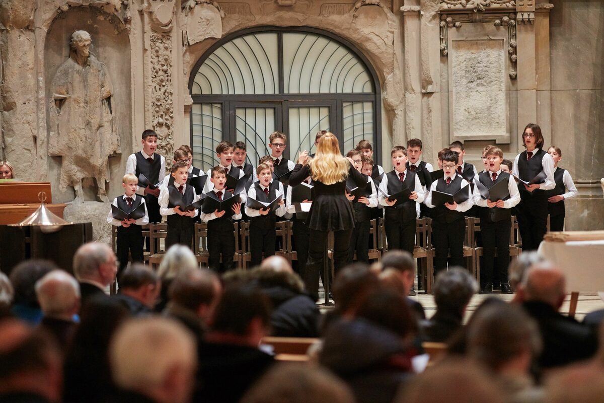 Auftritt des Knabenchors des nationalen Musikforums Breslau in der Kreuzkirche