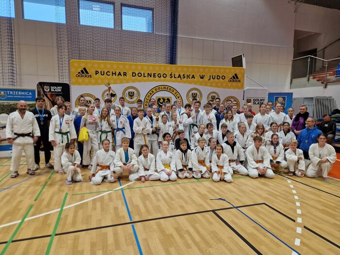 Gruppenbild der Teinehmenden am Judo-Turnier in Judo-Kleidung