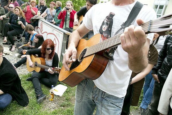 Dresdner Teilnehmer am Thanks Jimi mit ihren Gitarren