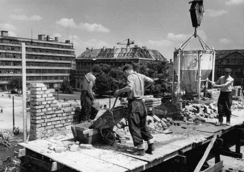 Männer arbeiten auf einer Baustelle - schwarz-weiß Aufnahme