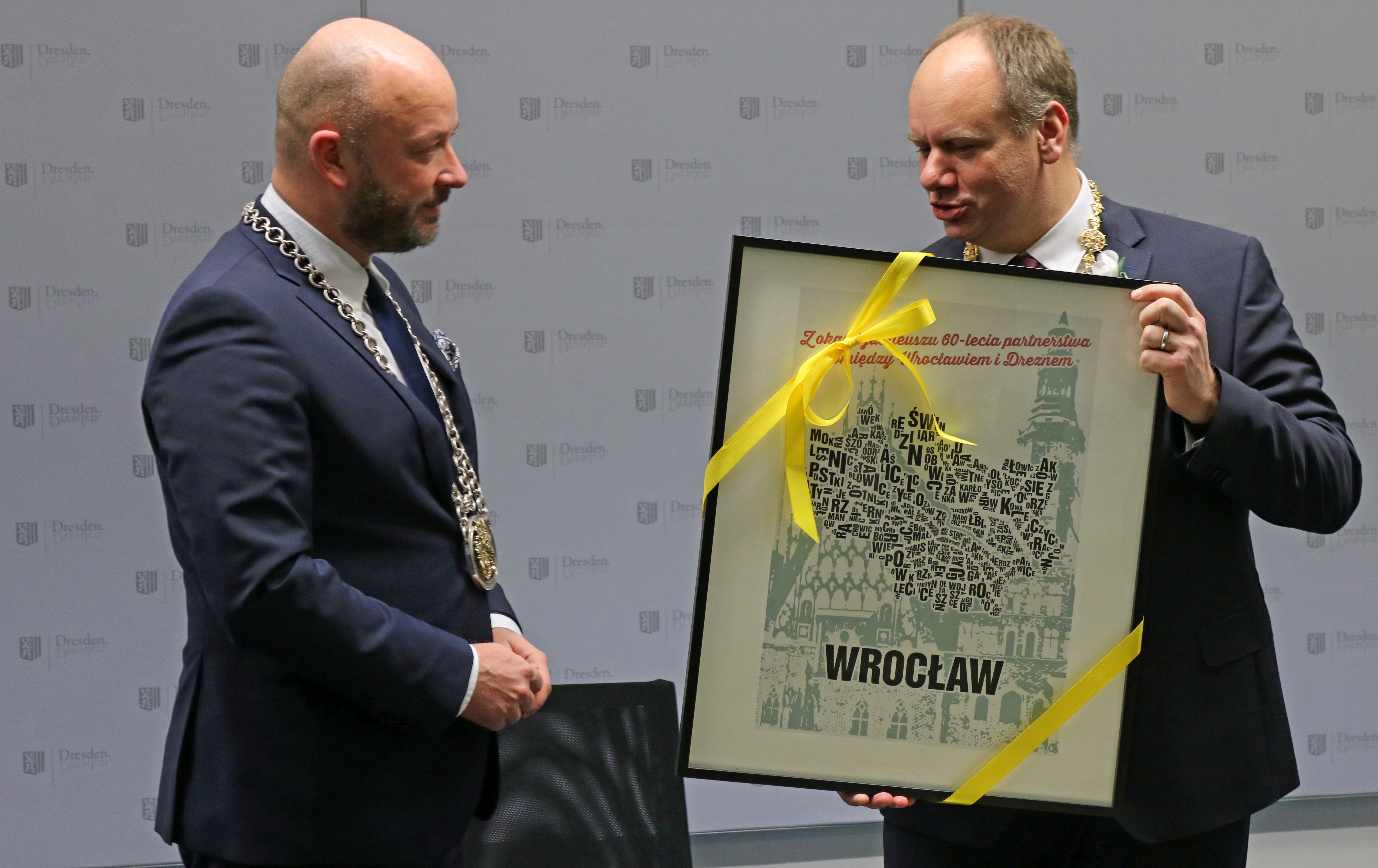 Oberbürgermeister Hilbert übergibt das Geschenk aus Dresden.