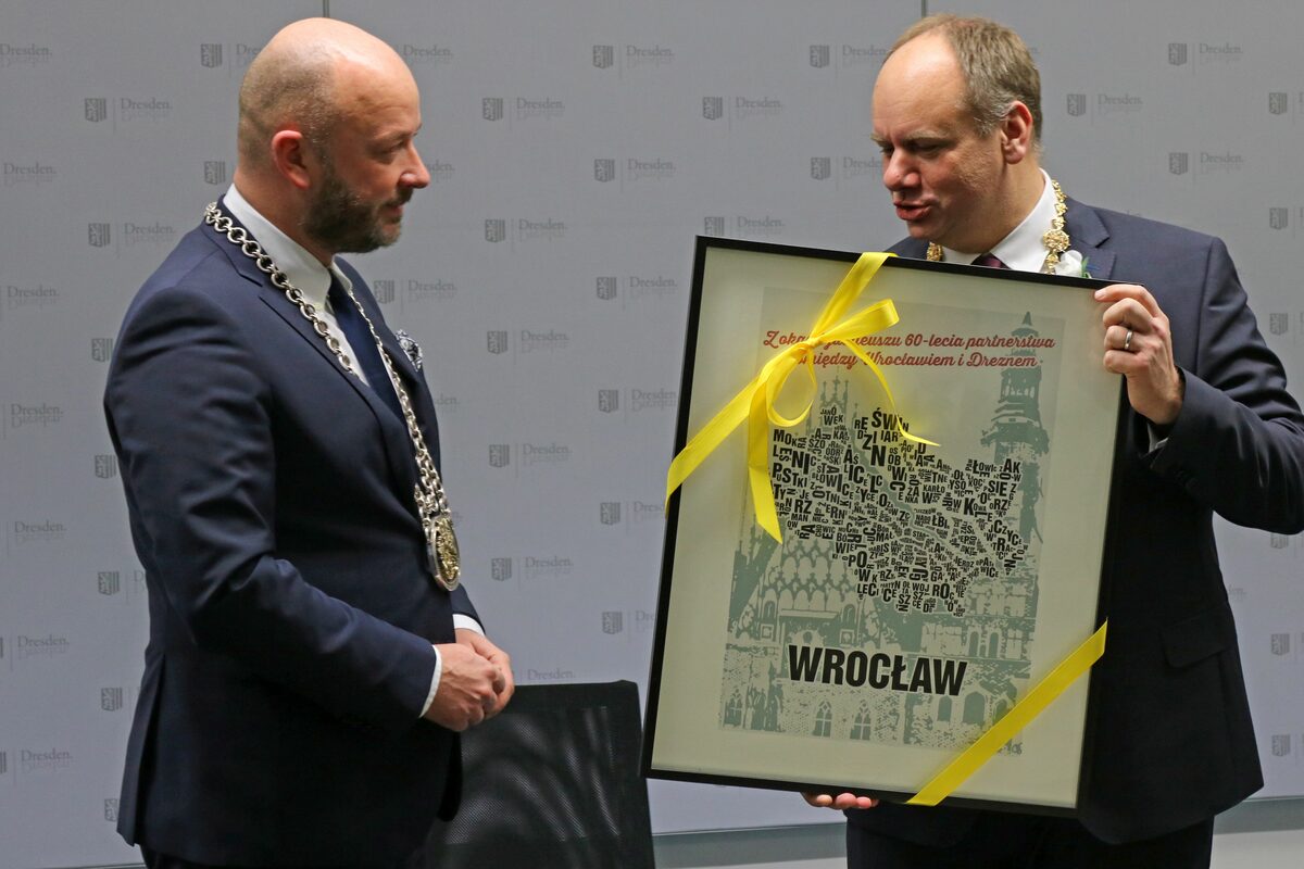 Oberbürgermeister Hilbert übergibt das Geschenk aus Dresden.