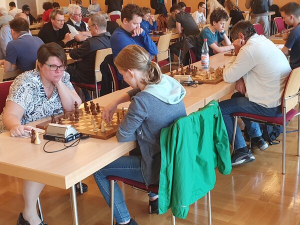 Schachspielende an der Brettern