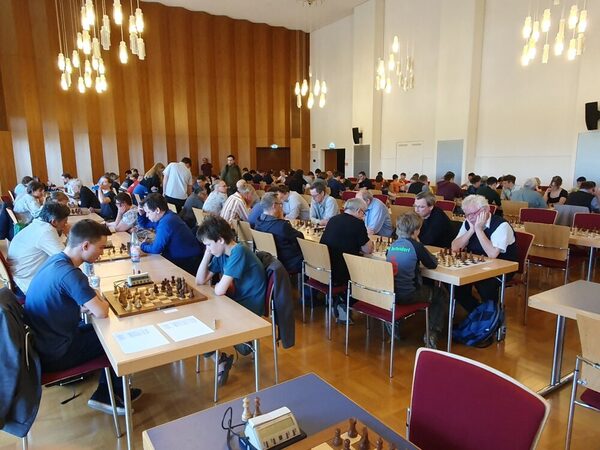 Blick in den Saal mit Spieldnenden an den Tischen