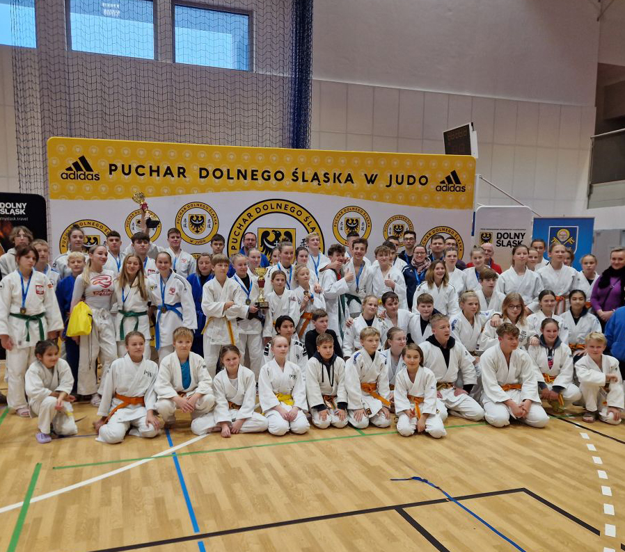 Gruppenfoto der Teilnehmenden des Turniers in Judokleidung