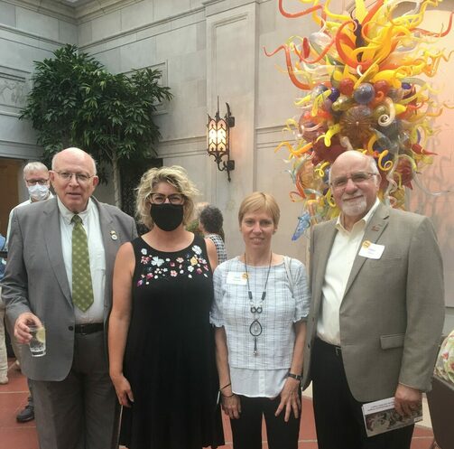 Zwei Frauen und zwei Männer posieren auf einem Empfang